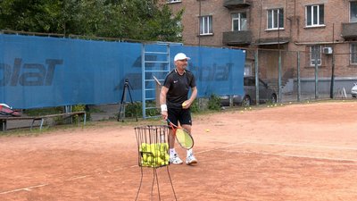 У 73 роки щодня виходить на корт: вінничанин понад 35 років грає у великий теніс У 73 роки щодня виходить на корт: вінничанин понад 35 років грає у великий теніс