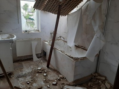 Стан ванної кімнати після російської атаки на Старокостянтинівську громаду Стан ванної кімнати після російської атаки на Старокостянтинівську громаду