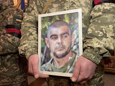 У Полтаві попрощалися із трьома військовими, які загинули на війні з РФ У Полтаві попрощалися із трьома військовими, які загинули на війні з РФ