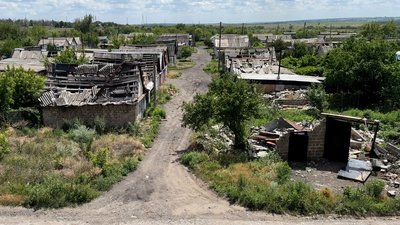 “Лишилися удвох”. Історія сусідок, які виживають у розбитій обстрілами багатоповерхівці на Донеччині “Лишилися удвох”. Історія сусідок, які виживають у розбитій обстрілами багатоповерхівці на Донеччині