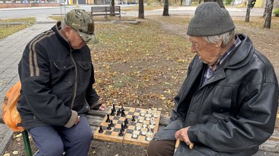 Шахісти Олег та Владислав грають у шахи на лавочці Святогірськ Донецька область 8 жовтня 2025 рік Шахісти Олег та Владислав грають у шахи на лавочці Святогірськ Донецька область 8 жовтня 2025 рік