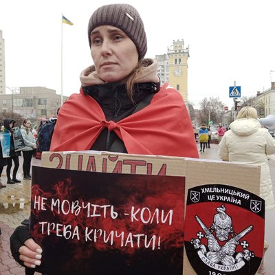 "Син третій день народження зустрічає в полоні": у Хмельницькому відбулась акція "Поверніть Героїв з полону" "Син третій день народження зустрічає в полоні": у Хмельницькому відбулась акція "Поверніть Героїв з полону"