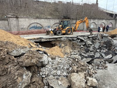 У Дніпрі на Пастера утворилося провалля через порив мереж водопостачання: що кажуть комунальники У Дніпрі на Пастера утворилося провалля через порив мереж водопостачання: що кажуть комунальники