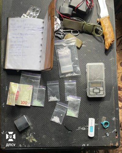 На Сумщині затримали наркоугруповання, яке продавало психотропи і військовим На Сумщині затримали наркоугруповання, яке продавало психотропи і військовим