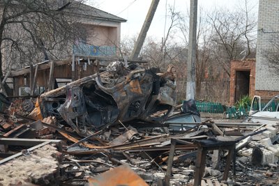 "Хата ходуном ходить і вікна тремтять": як виживають під обстрілами жителі Хотіні "Хата ходуном ходить і вікна тремтять": як виживають під обстрілами жителі Хотіні