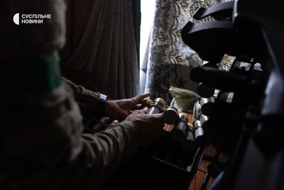 Військові спецпідрозділу "Омега" заряджають гранати у RDS40 на позиції в Родинському Військові спецпідрозділу "Омега" заряджають гранати у RDS40 на позиції в Родинському