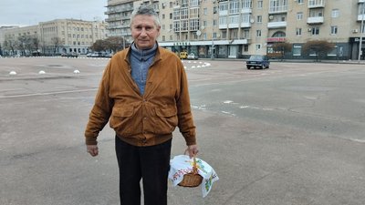 У Житомирі після літургії освячували великодні кошики у Свято-Михайлівському соборі У Житомирі після літургії освячували великодні кошики у Свято-Михайлівському соборі
