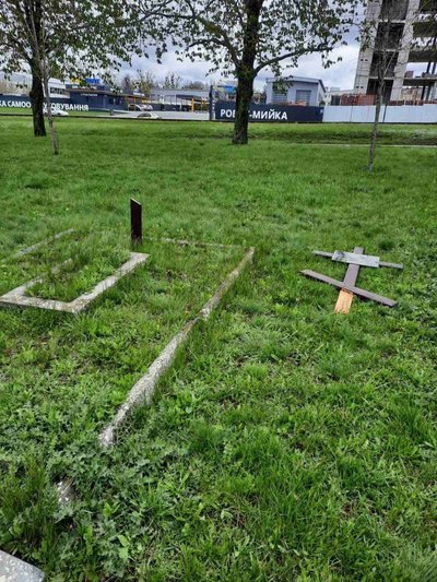 У Харкові пошкодили хрести на могилах жертв Голодомору У Харкові пошкодили хрести на могилах жертв Голодомору