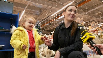 Діана Ковальчук, подарунки, діти, правоохоронці, акція Діана Ковальчук, подарунки, діти, правоохоронці, акція