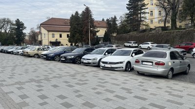 "Виїхати взагалі неможливо": що кажуть водії та міськрада про ситуацію з паркуванням в Ужгороді "Виїхати взагалі неможливо": що кажуть водії та міськрада про ситуацію з паркуванням в Ужгороді