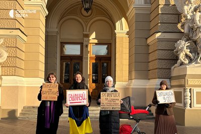 "Вшануй!": у центрі Одеси провели акцію під час хвилини мовчання "Вшануй!": у центрі Одеси провели акцію під час хвилини мовчання