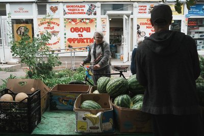 Жителі П'ятихаток на півночі Харкова на місцевому ринку Жителі П'ятихаток на півночі Харкова на місцевому ринку