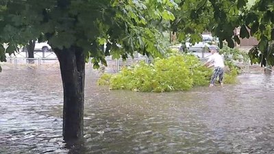 У Черкасах після зливи 8 червня деякі вулиці затопило У Черкасах після зливи 8 червня деякі вулиці затопило