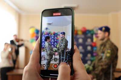 У Житомирській лікарні одружилися військовослужбовці Валентин та Ірена У Житомирській лікарні одружилися військовослужбовці Валентин та Ірена