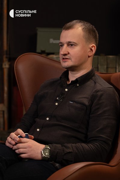 Керівник фонду допомоги армії "Повернись живим" Тарас Чмут під час інтервʼю Суспільному, Київ, 20 листопада 2025 року Керівник фонду допомоги армії "Повернись живим" Тарас Чмут під час інтервʼю Суспільному, Київ, 20 листопада 2025 року