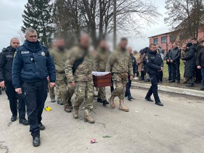 Супровід колони на прощанні з бійцем Люті Супровід колони на прощанні з бійцем Люті