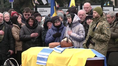 "Єдиний був син у сім'ї": з добровольцем Дмитром Месніковичем попрощалися у Рівному "Єдиний був син у сім'ї": з добровольцем Дмитром Месніковичем попрощалися у Рівному