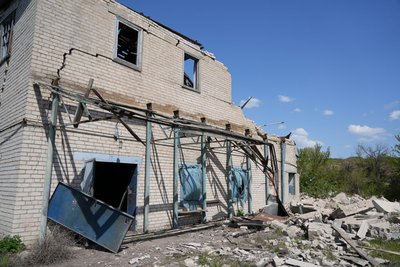 "Коли стріляють — молимося Богу": як живуть у прифронтовій Великомихайлівці за 20 км від лінії зіткнення "Коли стріляють — молимося Богу": як живуть у прифронтовій Великомихайлівці за 20 км від лінії зіткнення
