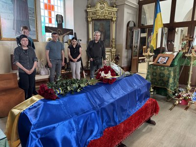 Загинув на Донеччині: у Херсоні попрощались із військовим Романом Платоновим Загинув на Донеччині: у Херсоні попрощались із військовим Романом Платоновим