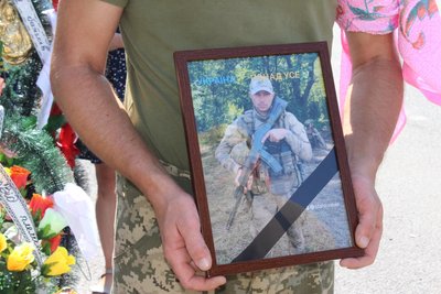 Загинув під час обстрілу: на Черкащині поховали військового Загинув під час обстрілу: на Черкащині поховали військового