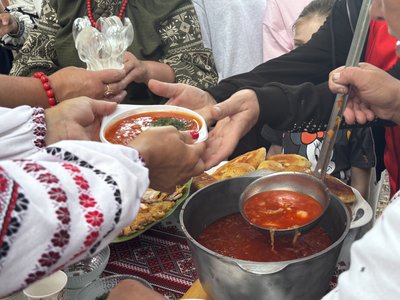 Збирали гроші для ЗСУ: на Миколаївщині відбувся гастрофестиваль борщу Збирали гроші для ЗСУ: на Миколаївщині відбувся гастрофестиваль борщу