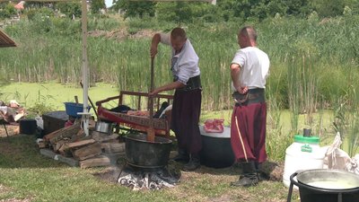 Учасники фестивалю варять борщ