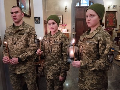 У Полтаві передали Віфлеємський вогонь миру вертолітникам та курсантам військовому коледжу У Полтаві передали Віфлеємський вогонь миру вертолітникам та курсантам військовому коледжу