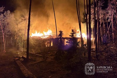 Пожежа будинку у Мартовому після російського влучання Пожежа будинку у Мартовому після російського влучання