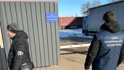 П'ятеро інспекторів Житомирської митниці отримала підозри у справі про махінації при розмитненні вантажівок – СБУ П'ятеро інспекторів Житомирської митниці отримала підозри у справі про махінації при розмитненні вантажівок – СБУ