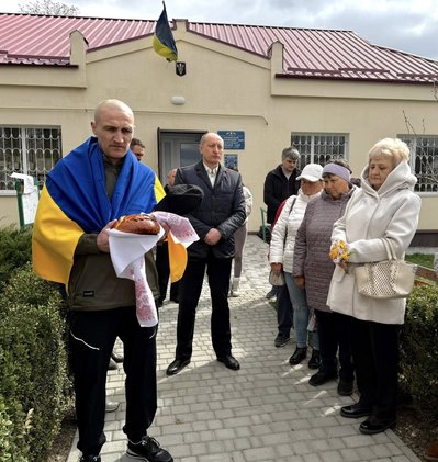 У Паланці зустріли звільненого з полону захисника У Паланці зустріли звільненого з полону захисника