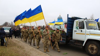 Прощання з військовими на Чернігівщині 9 грудня 2025 року: поховали Романа Лопату Прощання з військовими на Чернігівщині 9 грудня 2025 року: поховали Романа Лопату