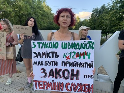"Вимагаємо незалежні інституції": жителі Миколаєва вийшли на акцію проти закону 12414 "Вимагаємо незалежні інституції": жителі Миколаєва вийшли на акцію проти закону 12414