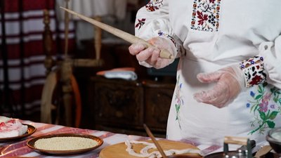 "Кулінарний спадок": як за допомогою веретена готують рубці з кишок у Бабині на Рівненщині "Кулінарний спадок": як за допомогою веретена готують рубці з кишок у Бабині на Рівненщині