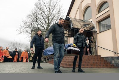 У Мукачеві попрощалися з полеглим на війні Євгеном Карпинцем У Мукачеві попрощалися з полеглим на війні Євгеном Карпинцем