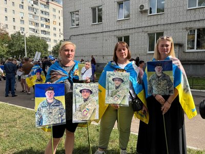 «А раптом він серед них»: як родини з Черкащини їздять на обміни військовополоненими у пошуках своїх рідних «А раптом він серед них»: як родини з Черкащини їздять на обміни військовополоненими у пошуках своїх рідних
