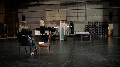 Змінюють вистави та шукають нових працівників: як працює драмтеатр у Чернігові після мобілізації акторів Змінюють вистави та шукають нових працівників: як працює драмтеатр у Чернігові після мобілізації акторів