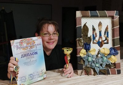 Художниця нагороджена багатьма подяками та дипломами Художниця нагороджена багатьма подяками та дипломами