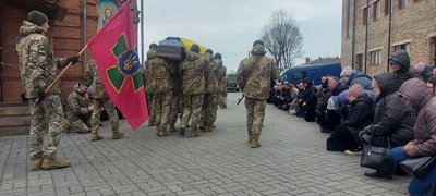 "Не встиг одягнути пагони сержанта": у Хмельницькому попрощалися із загиблим воїном Михайлом Біднюком "Не встиг одягнути пагони сержанта": у Хмельницькому попрощалися із загиблим воїном Михайлом Біднюком