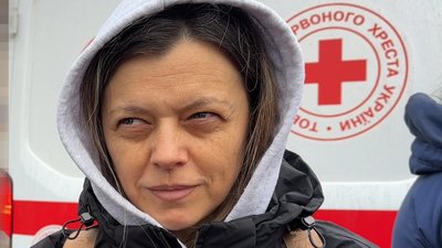 "Нерви здають". Як на Донеччині поліцейські евакуюють родини з дітьми "Нерви здають". Як на Донеччині поліцейські евакуюють родини з дітьми