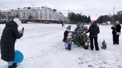 Ялинку на Красній площі чернігівці встановили власноруч Ялинку на Красній площі чернігівці встановили власноруч