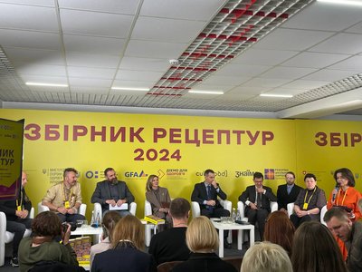 Шкільне меню за рецептами Клопотенка: у Києві шеф-кухар презентував збірник рецептів Шкільне меню за рецептами Клопотенка: у Києві шеф-кухар презентував збірник рецептів