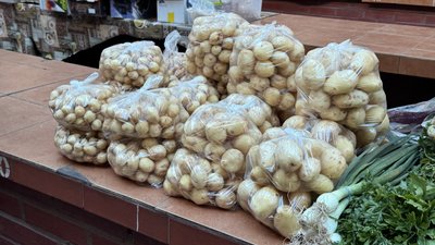 "Ціни кусаються, але треба щось їсти": що кажуть місцеві про молоду картоплю в Ужгороді