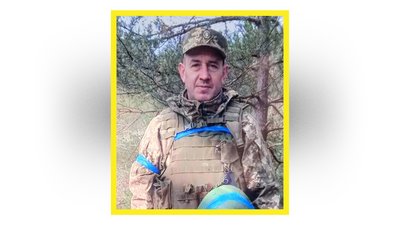 У Лосинівці на Чернігівщині попрощалися із сержантом Михайлом Ковалем, який помер у лікарні від мінно-вибухових травм У Лосинівці на Чернігівщині попрощалися із сержантом Михайлом Ковалем, який помер у лікарні від мінно-вибухових травм