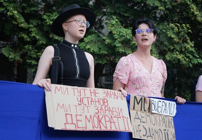 В Ужгороді втретє вийшли на акцію проти закону, який обмежує незалежність НАБУ і САП В Ужгороді втретє вийшли на акцію проти закону, який обмежує незалежність НАБУ і САП