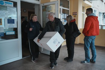 Отримання гуманітарної допомоги у Координаційному гуманітарному центрі Харкова Отримання гуманітарної допомоги у Координаційному гуманітарному центрі Харкова