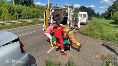 За допомогою спецобладнання деблокували тіло загиблої пасажирки та постраждалого водія: на Чернігівщині сталася ДТП За допомогою спецобладнання деблокували тіло загиблої пасажирки та постраждалого водія: на Чернігівщині сталася ДТП
