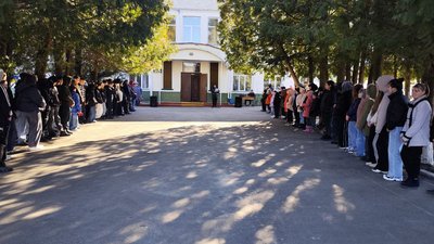 З квітами і спогадами: на Черкащині відкрили меморіальну дошку захиснику