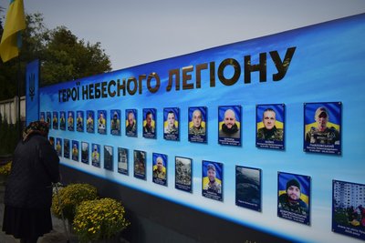 З місця вшанування загиблих бійців на Рівненщині зникли бетонні кашпо З місця вшанування загиблих бійців на Рівненщині зникли бетонні кашпо