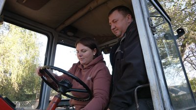 Єдина дівчина в групі: студентка з Ніжина вчиться керувати трактором, щоб розвивати власний агробізнес Єдина дівчина в групі: студентка з Ніжина вчиться керувати трактором, щоб розвивати власний агробізнес