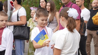 "Очікували два довгих роки": у Миколаєві 26 шкіл повернулися до очного навчання "Очікували два довгих роки": у Миколаєві 26 шкіл повернулися до очного навчання